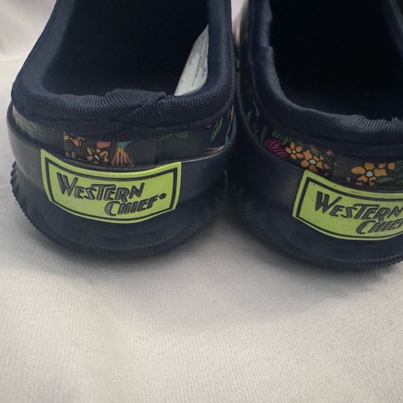 Western Chief Hummingbird Floral Women's Clogs - Picture 2 of 5